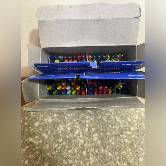 Lot Of 2 Vintage The Adventures Of Rocky & Bullwinkle Crayons 63 Piece Box Rare - Picture 4 of 7